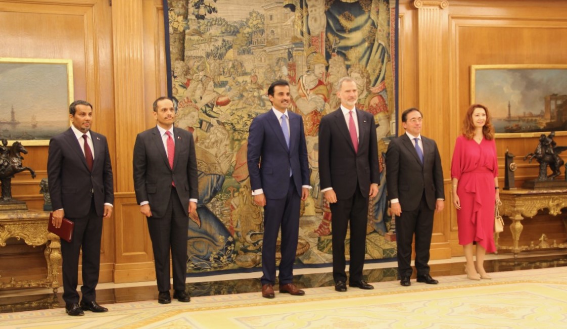 أمير دولة قطر يستعرض مع الملك الإسباني العلاقات الثنائية