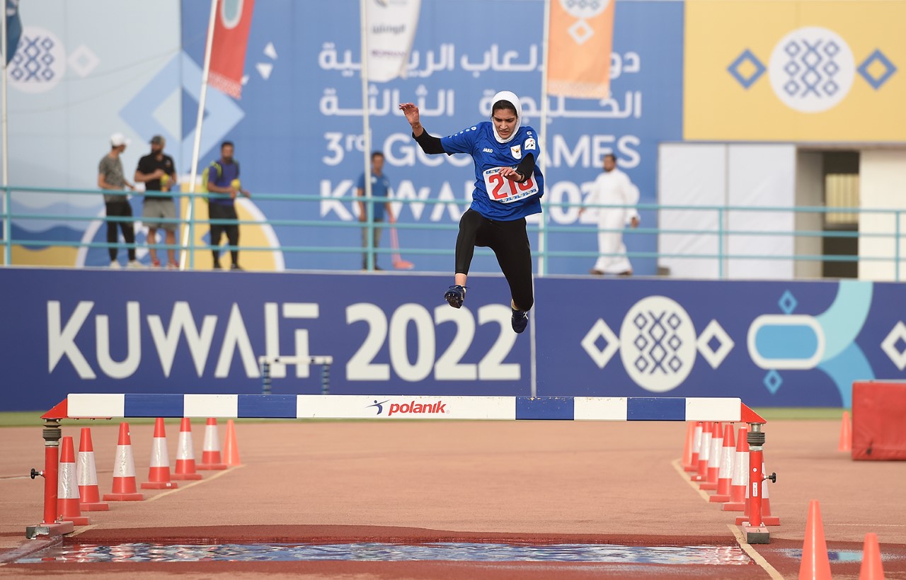 العداءة الكويتية دانة الزنكي في سباق 3000 متر موانع