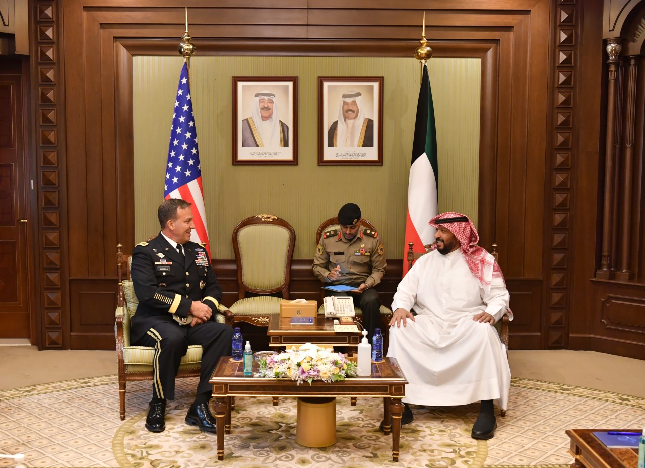 Deputy Prime Minister and Minister of Defense Sheikh Talal Khaled Al-Ahmad Al-Sabah with the US Central Command (CENTCOM) Chief of Staff Major General Michael Kurilla