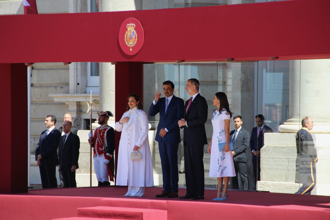 حفل استقبال رسمي لأمير دولة قطر وعقيلته في مدريد