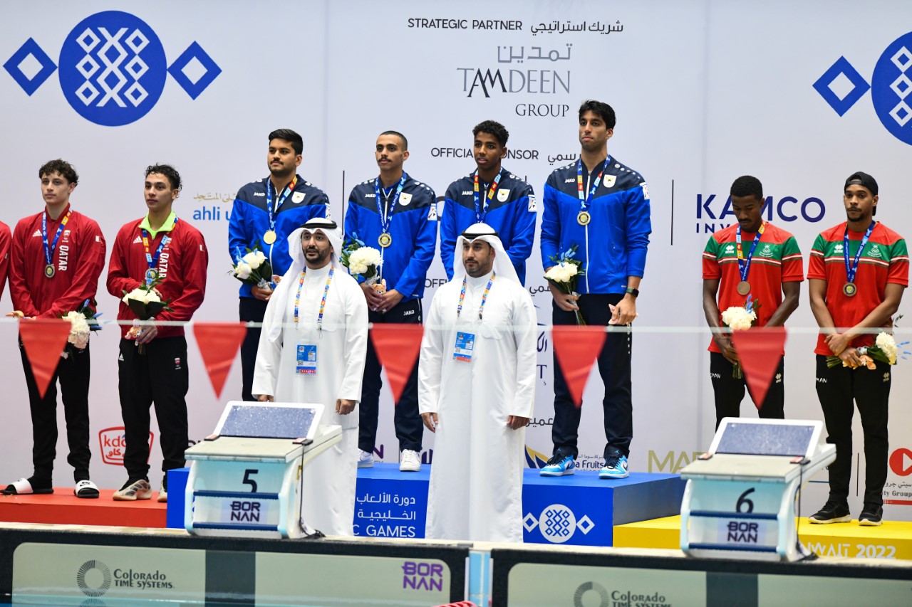 لحظة تكريم منتخب الكويت بالميدالية الذهبية في منافسات الفرق للسباحة