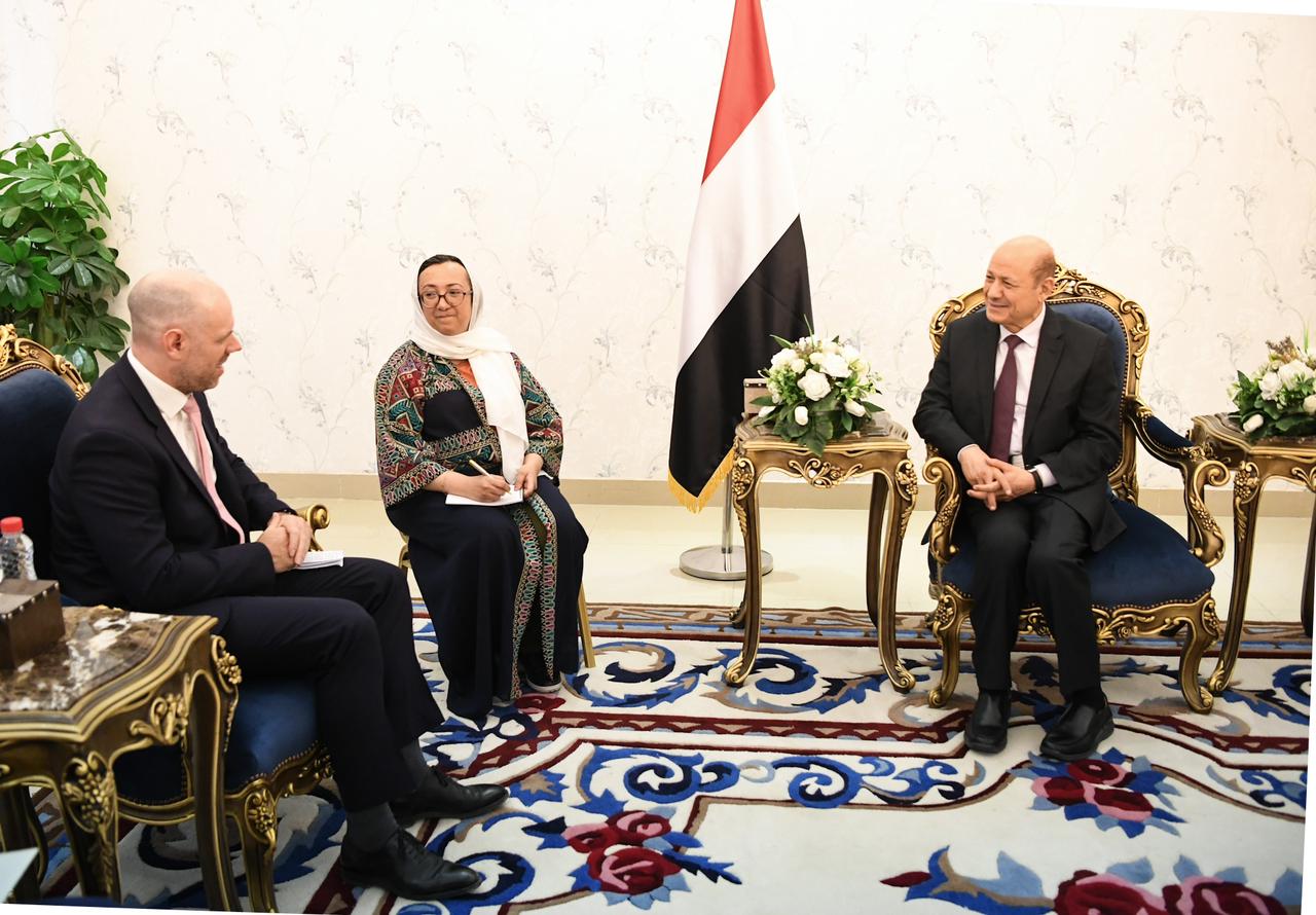 رئيس مجلس القيادة اليمني يستقبل السفير البريطاني لدى بلاده