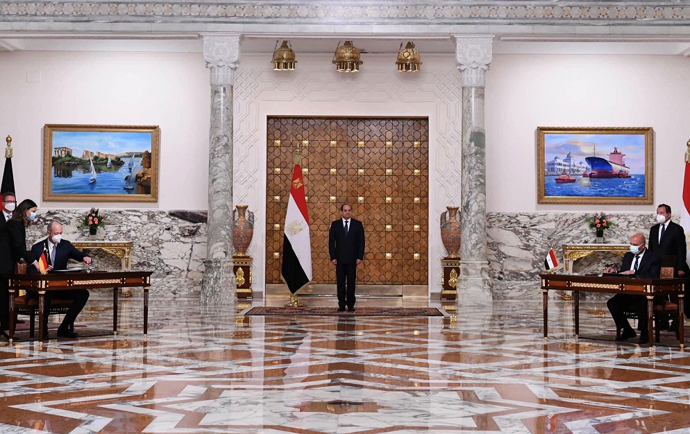 الرئيس المصري يشهد توقيع عقد إنشاء منظومة متكاملة للقطار الكهربائي السريع