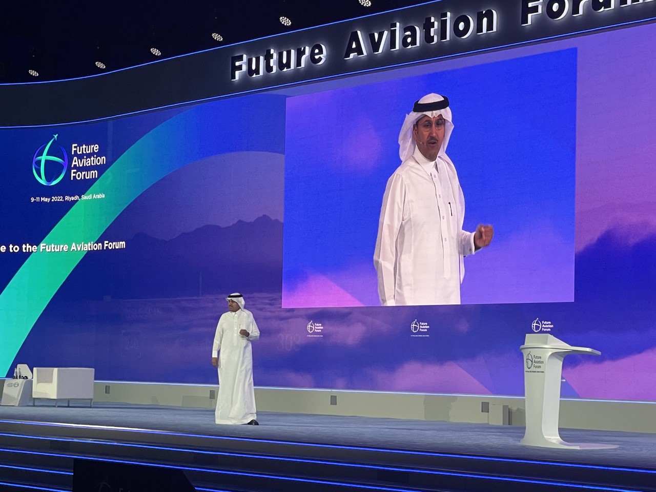 وزير النقل والخدمات اللوجستية السعودي المهندس صالح الجاسر خلال كلمته بافتتاح اعمال مؤتمر مستقبل الطيران