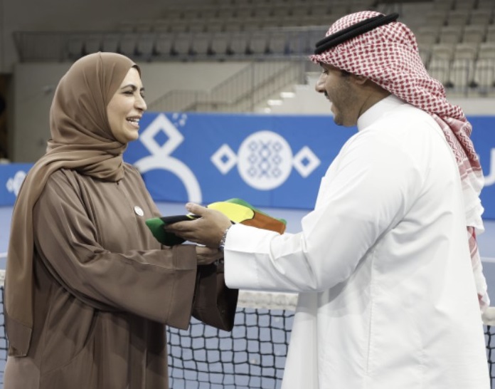 الشيخ مبارك فيصل نواف الأحمد الصباح يسلم علم (مجلس التعاون) إلى الأمين العام المساعد للجنة الأولمبية الإماراتية