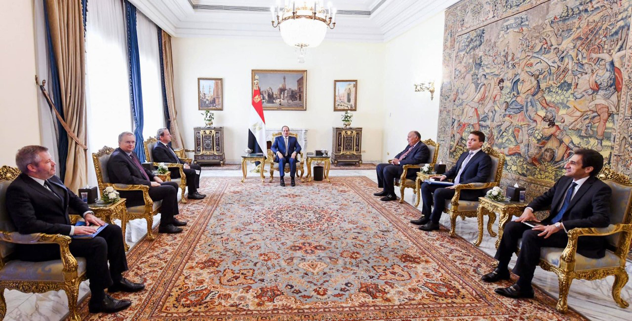 الرئيس المصري عبدالفتاح السيسي يلتقي مفوض الاتحاد الأوروبي لسياسة الجوار والتوسع أوليفر فاريلي
