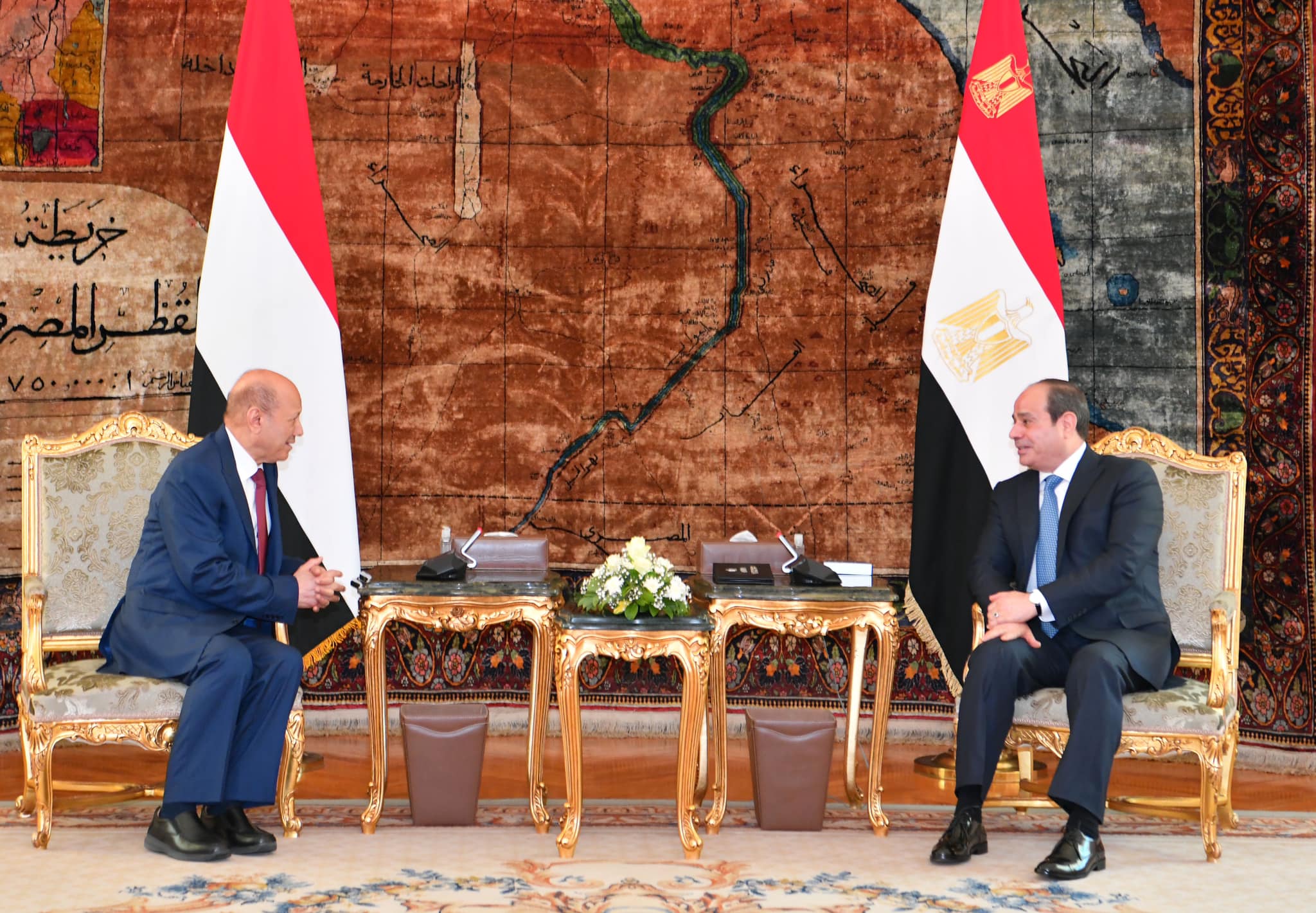 الرئيس  المصري عبد الفتاح السيسي يلتقي رئيس مجلس القيادة الرئاسي بالجمهورية اليمنية