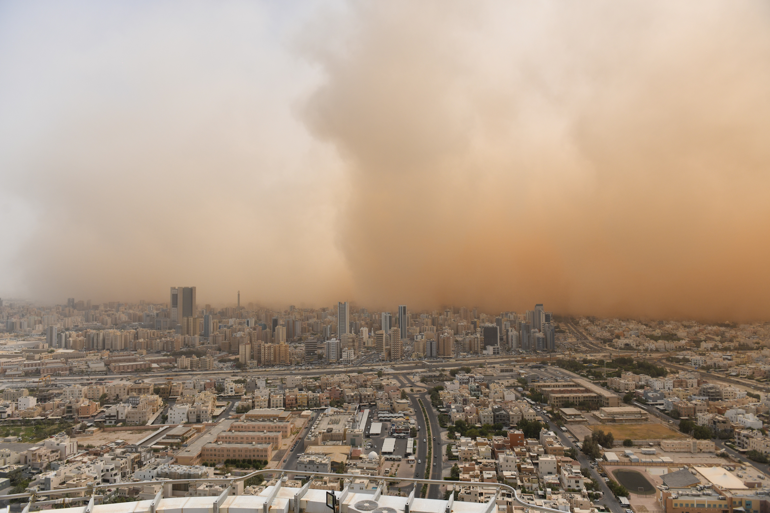 الأرصاد الجوية: الظواهر الغبارية نتاج موقع الكويت الجغرافي والظروف المناخية الصحراوية المحيطة                                                                                                                                                             