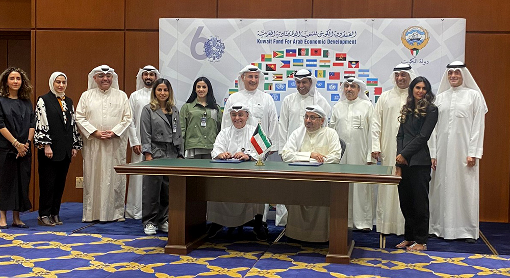 المدير العام للصندوق الكويتي للتنمية العربية  اثناء توقيع الاتفاقية مع مدير عام بنك الائتمان الكويتي