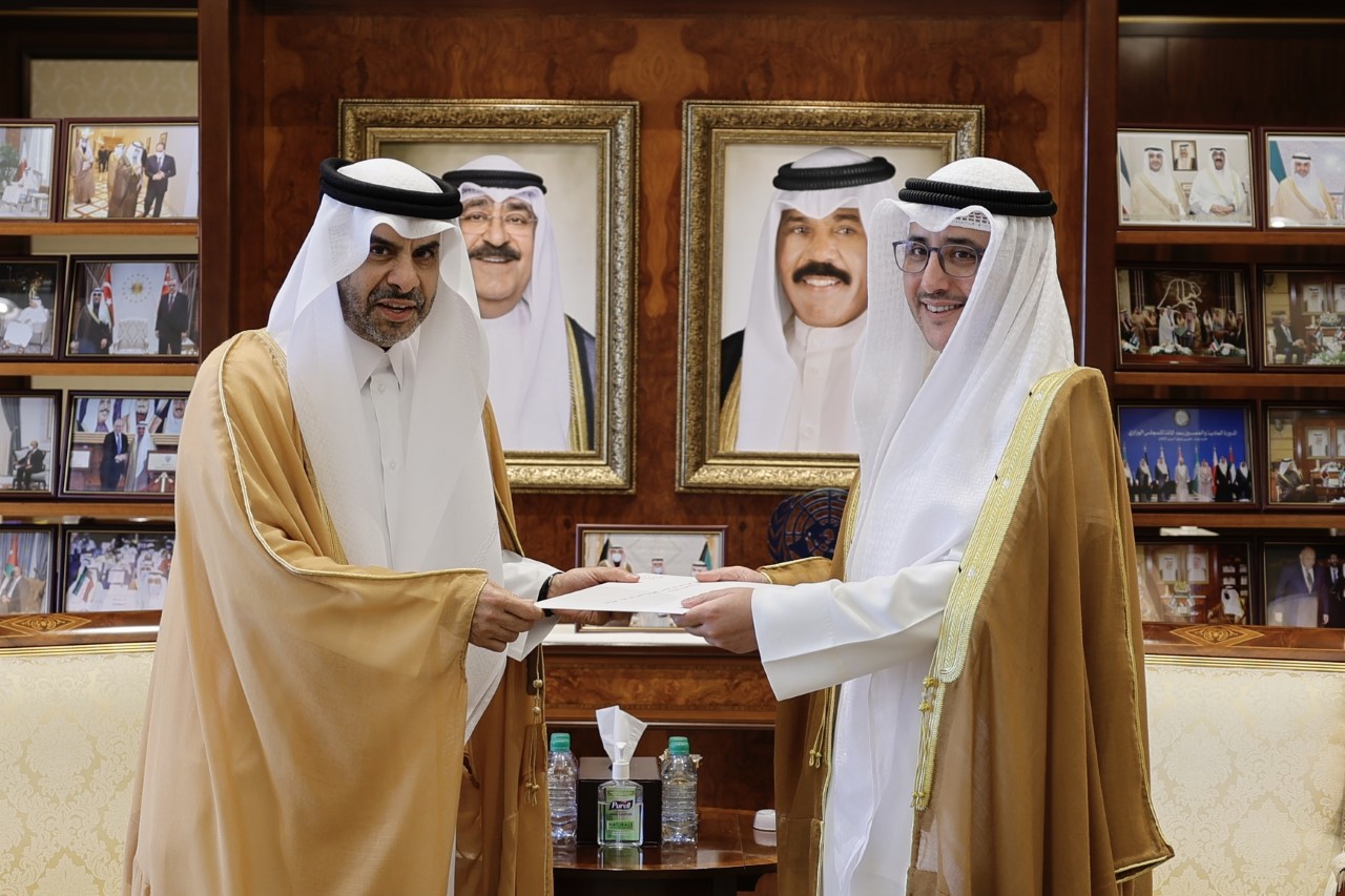 The foreign minister receives the written message from the Qatari ambassador