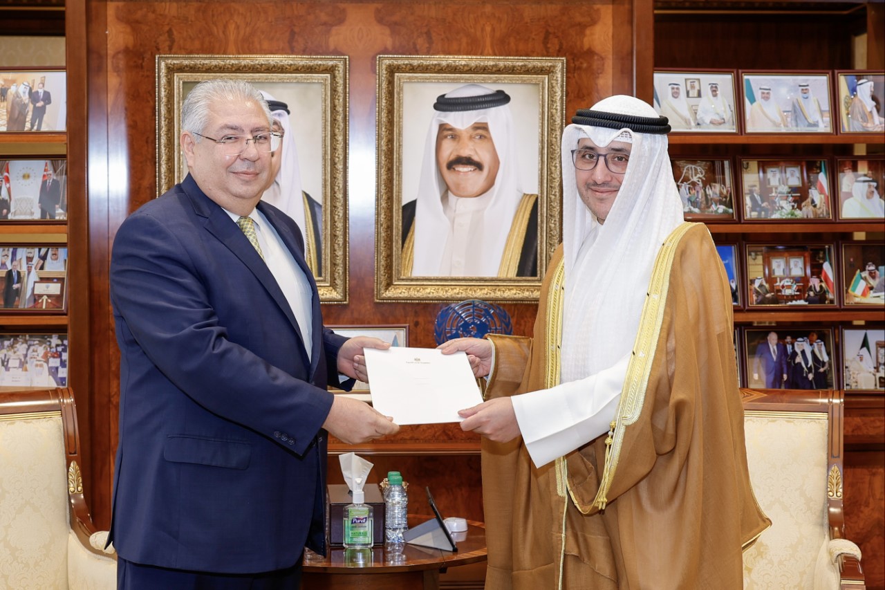 The foreign minister receives the written letter during reception of the Egyptian ambassador