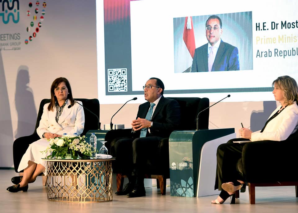 رئيس الوزراء المصري خلال الجلسة الحوارية التي عقدت على هامش اجتماعات مجموعة البنك الاسلامي للتنمية بمدينة شرم الشيخ