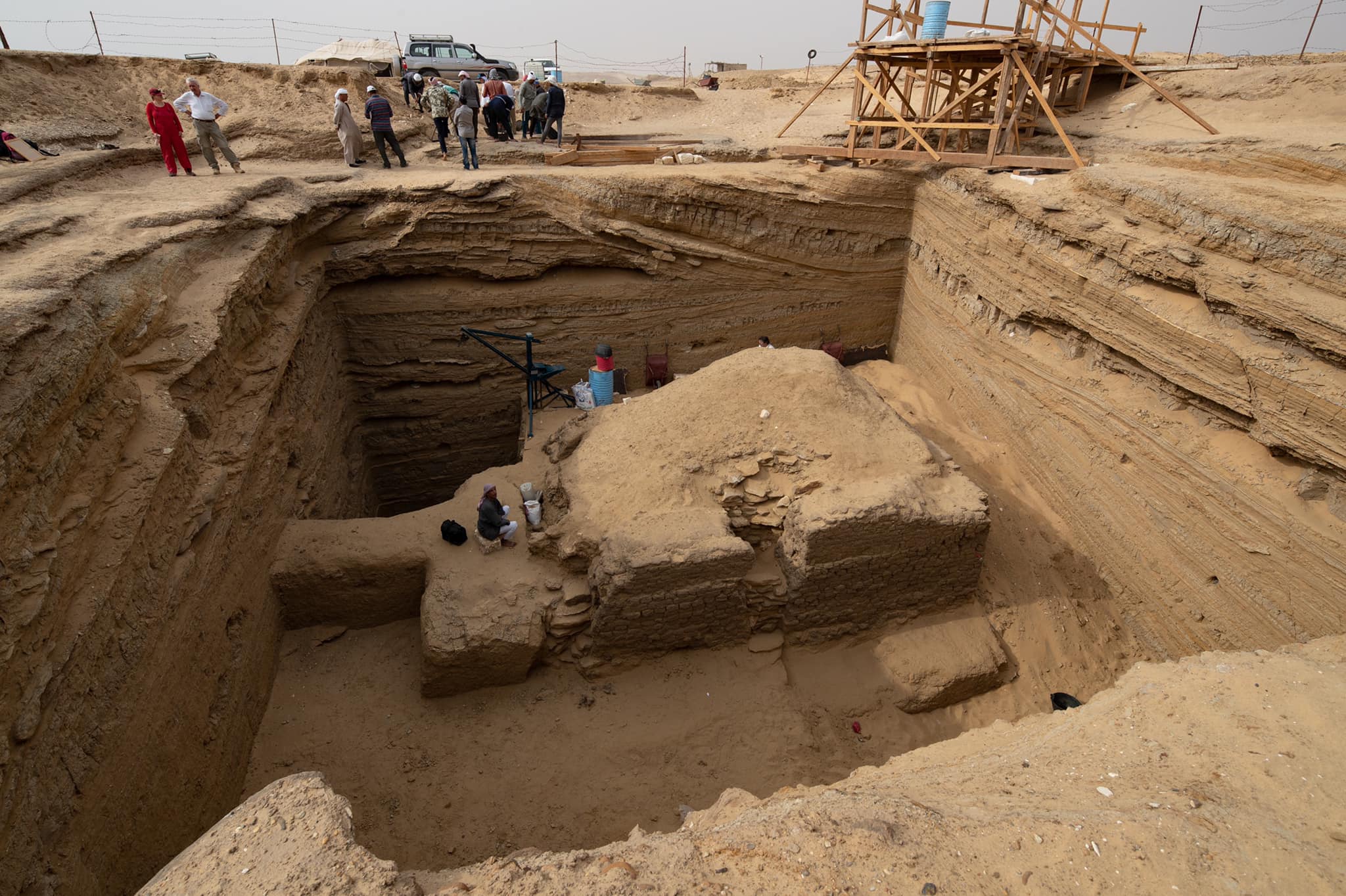 الكشف عن مقبرة قائد الجنود الأجانب في منطقة أبو صير الأثرية