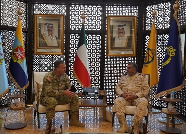 رئيس الأركان العامة للجيش الفريق الركن خالد صالح الصباح مع قائد القيادة المركزية الأمريكية الفريق أول مايكل كوريلا