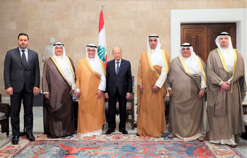 Le président libanais, Michel Aoun, recevant la délégation koweïtienne à la réunion consultative des ministres arabes des Affaires étrangères.