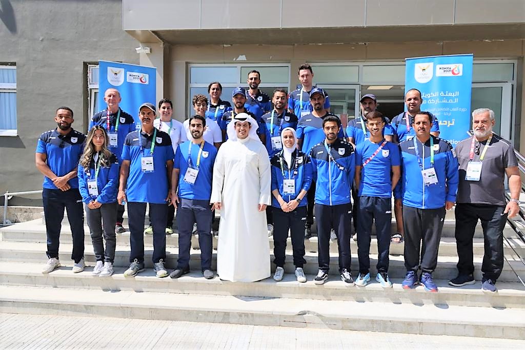 Le ministre d'Etat pour la Jeunesse, Abdulrahman Al-Mutairi, entouré des athlètes koweïtiens aux Jeux de la solidarité islamique.