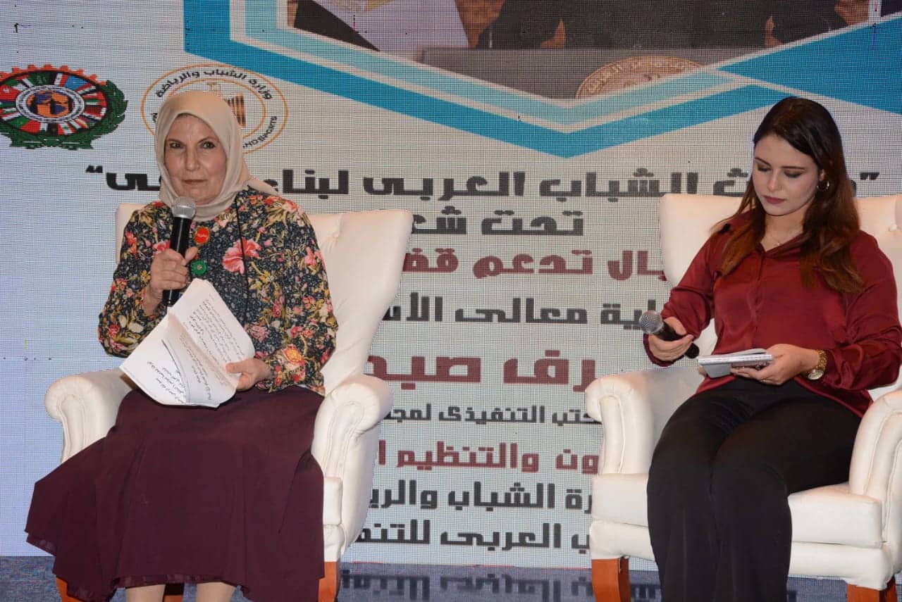 رئيسة معهد المرأة للتنمية والسلام بدولة الكويت المحامية كوثر الجوعان خلال الملتقى