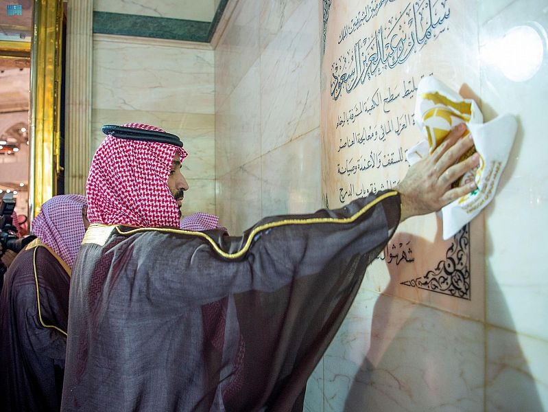 Saudi Crown Prince takes part in washing Holy Kaaba
