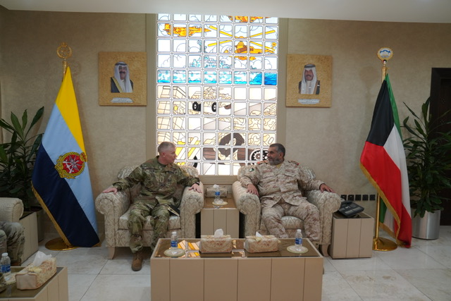 رئيس الأركان العامة للجيش الفريق الركن خالد صالح الصباح مع قائد القوات البرية في القيادة المركزية الأمريكية الفريق باتريكفرانك