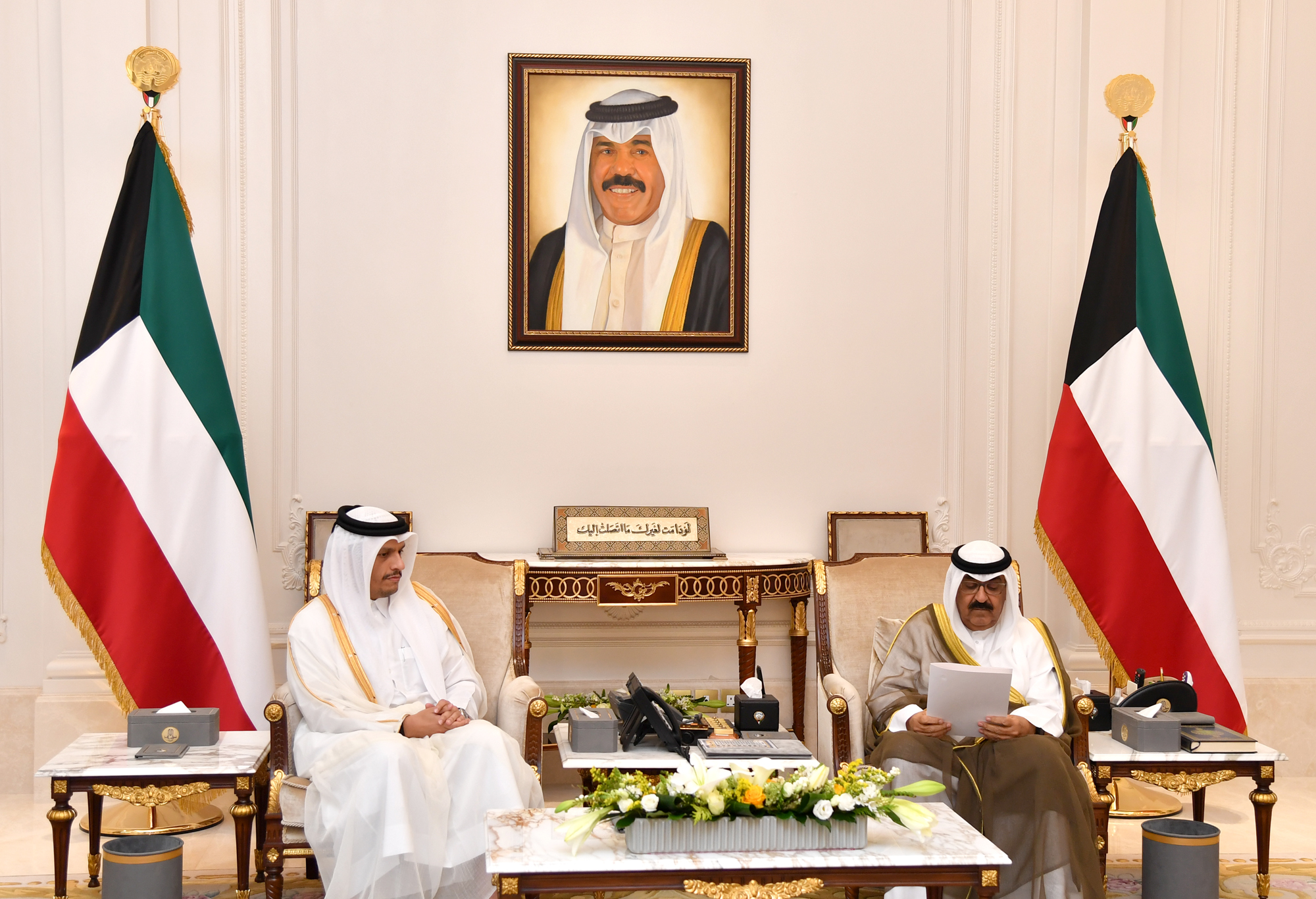 سمو ولي العهد يتسلم الرسالة الخطية من وزير الخارجية بدولة قطر