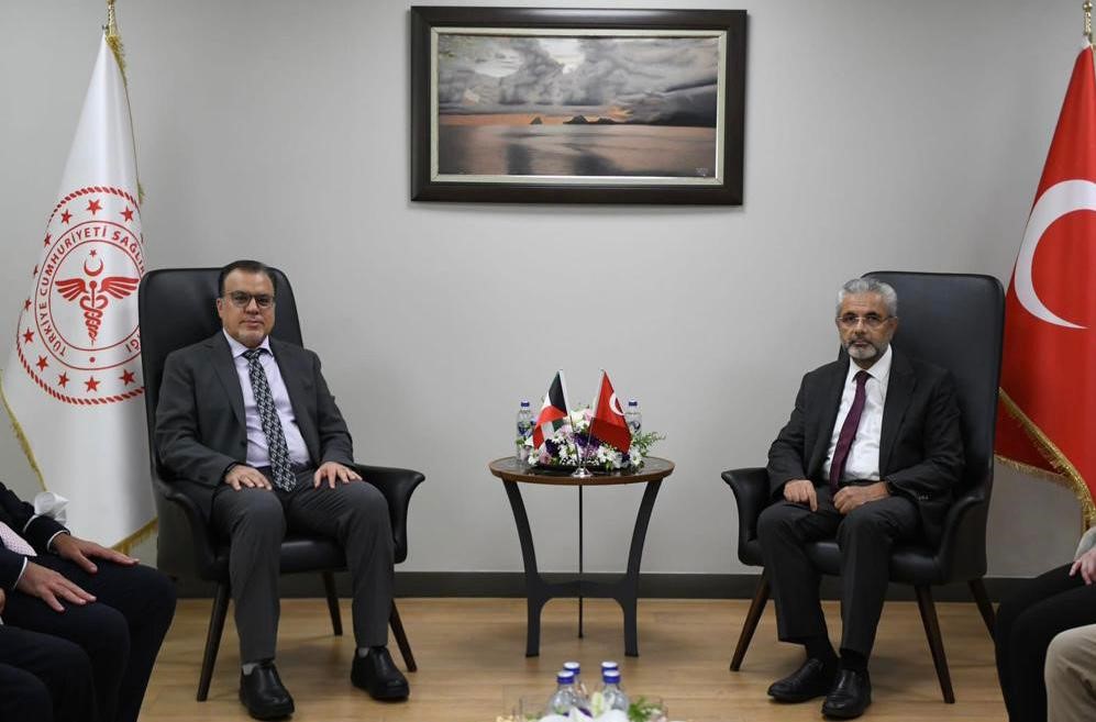 وزير الصحة الدكتور خالد السعيد أثناء لقائه مع نائب وزير الصحة التركية البروفيسور صباح الدين أيدن