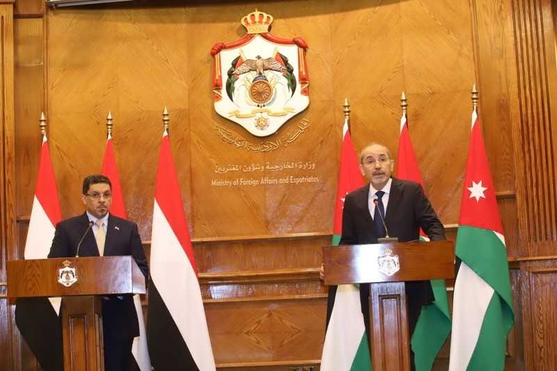 Yemeni Foreign Minister Ahmed Awad bin Mubarak with his Jordanian counterpart Ayman Safadi