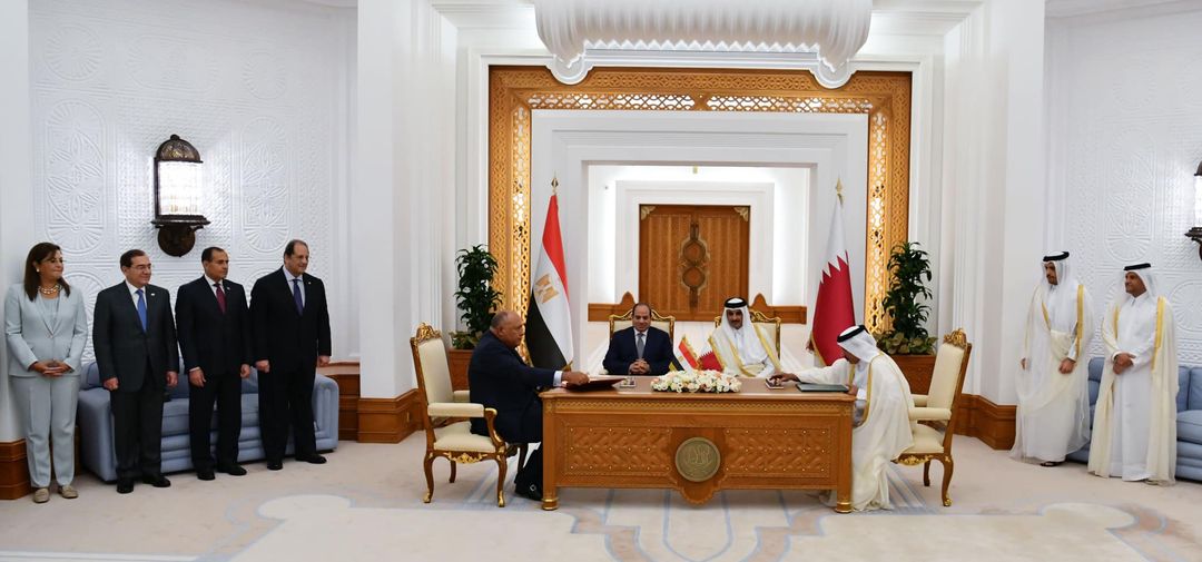 الرئيس المصري وامير قطر يشهدان في الدوحة توقيع عدد من مذكرات التفاهم للتعاون بين البلدين