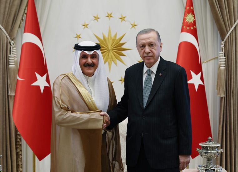 سفير الكويت لدى تركيا وائل العنزي مع الرئيس التركي رجب طيب اردوغان
