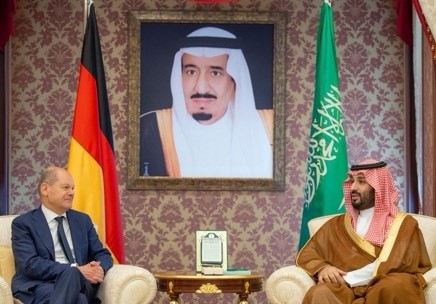 ولي العهد السعودي الأمير محمد بن سلمان خلال استقبال المستشار الألماني أولاف شولتس