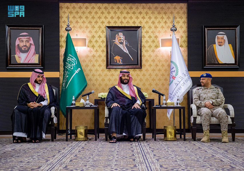 ولي العهد السعودي خلال لقاءه بوزير الدفاع السعودي وقيادات الوزارة