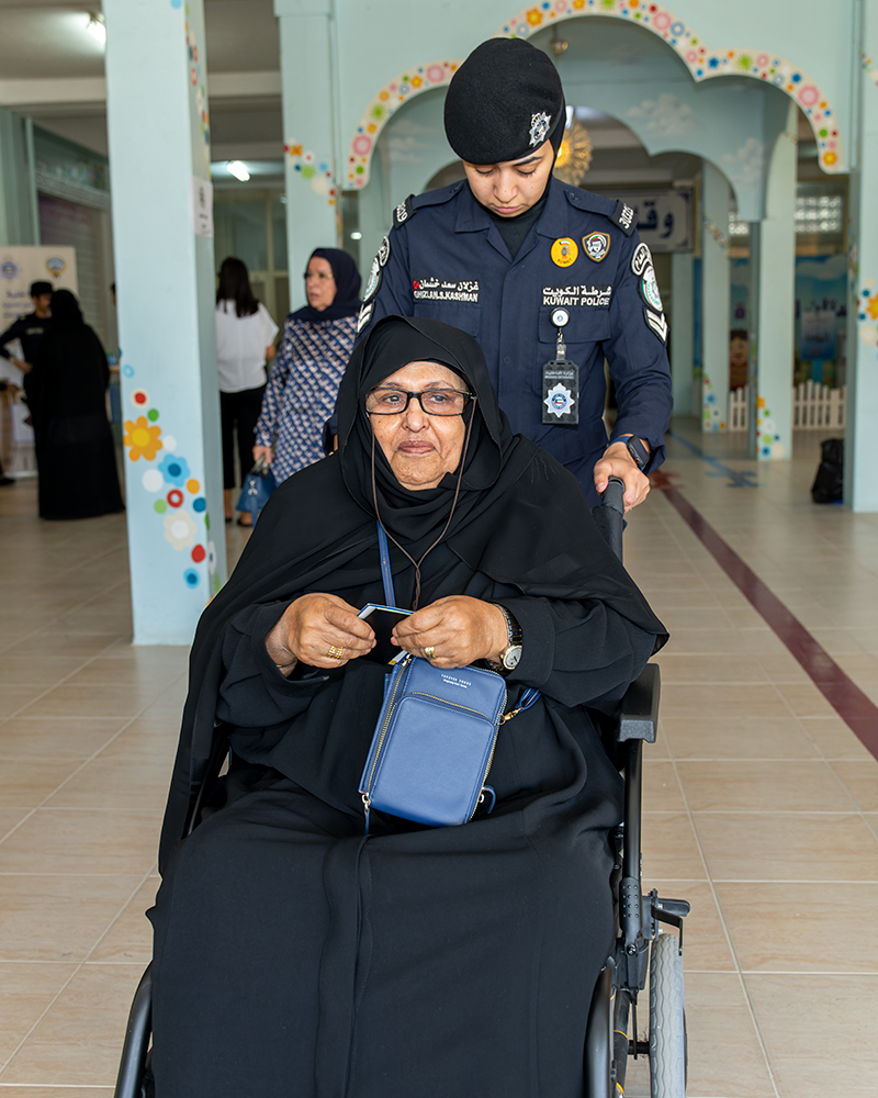 Kuwaiti women casts her vote