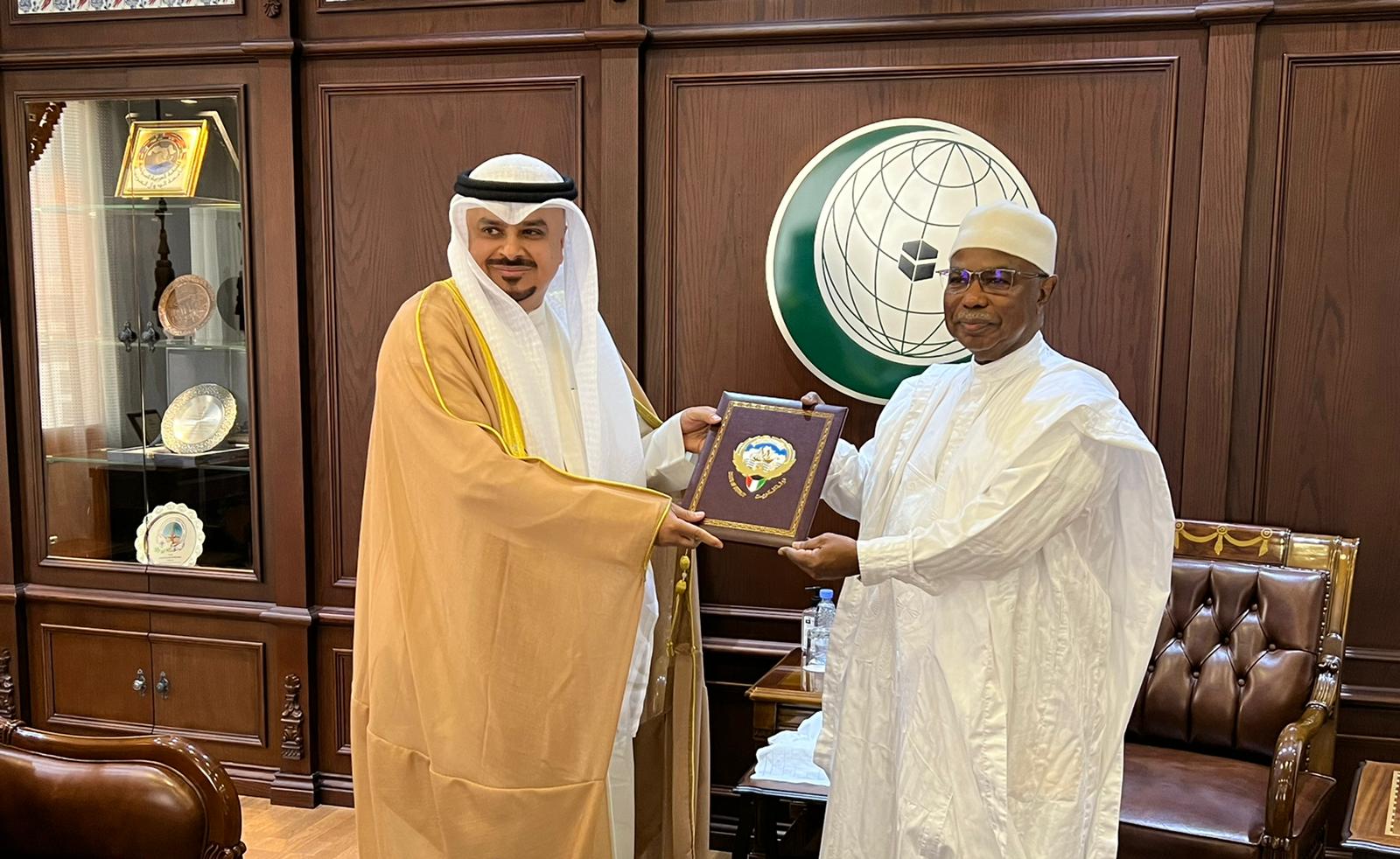 قنصل الكويت العام لدى السعودية يقدم اوراق اعتماده مندوبا دائما لدولة الكويت لدى منظمة التعاون الإسلامي