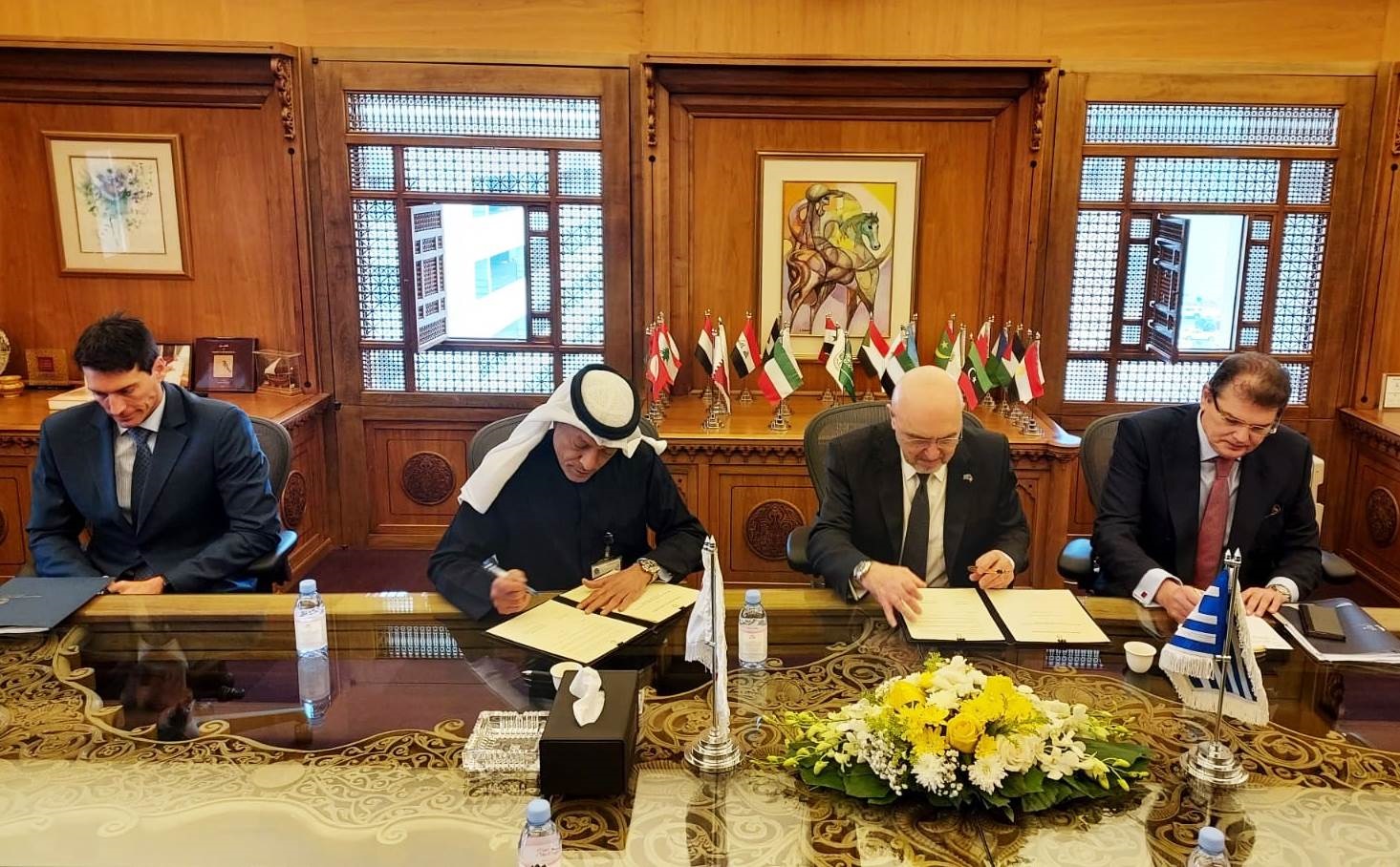 عبد الله الصبيح وكونستانتينوس فراجكوجيانيس اثناء توقيع الاتفاقية