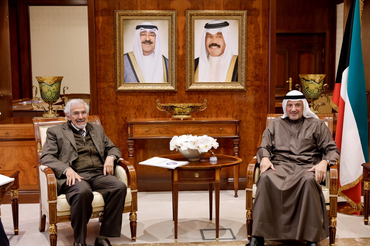 وزير الخارجية يلتقي رئيس جمعية الهلال الأحمر الكويتي