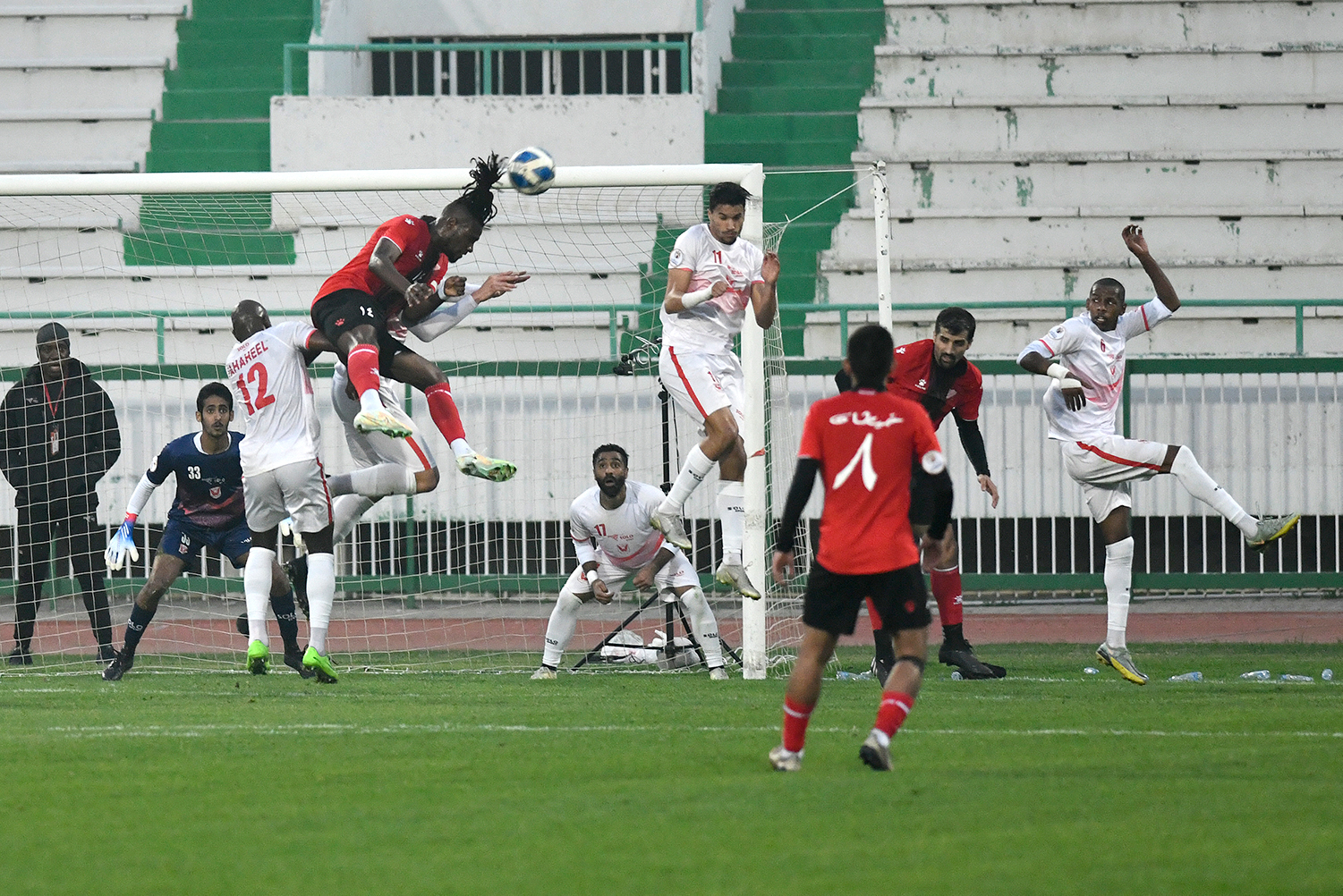 لاعب خيطان في محاولة رأسية على مرمى الفحيحيل