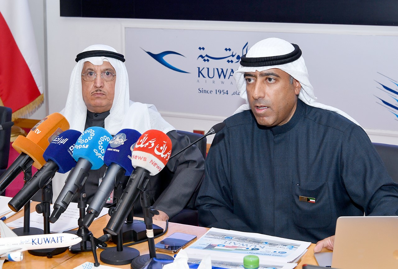 الرئيس التنفيذي للخطوط الجوية الكويتية معن رزوقي متحدثا خلال المؤتمر الصحفي
