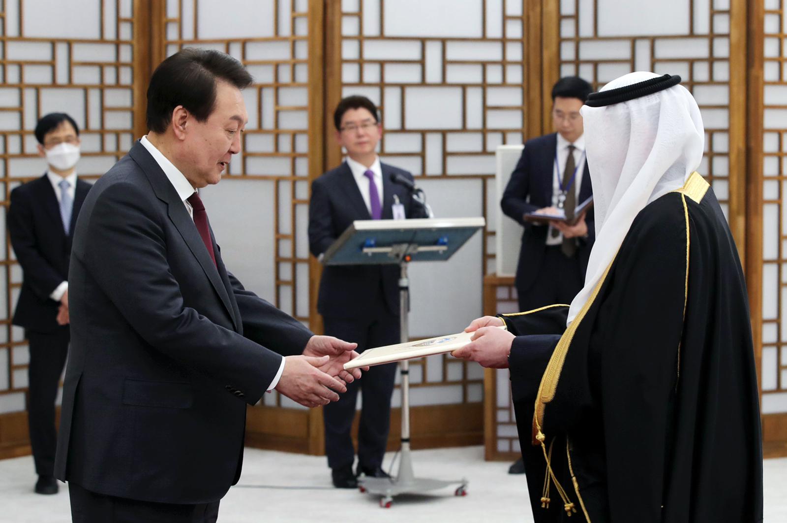 سفير دولة الكويت لدى جمهورية كوريا ذياب الرشيدي يقدم أوراق اعتماده الى رئيس جمهورية كوريا يون سوك يول