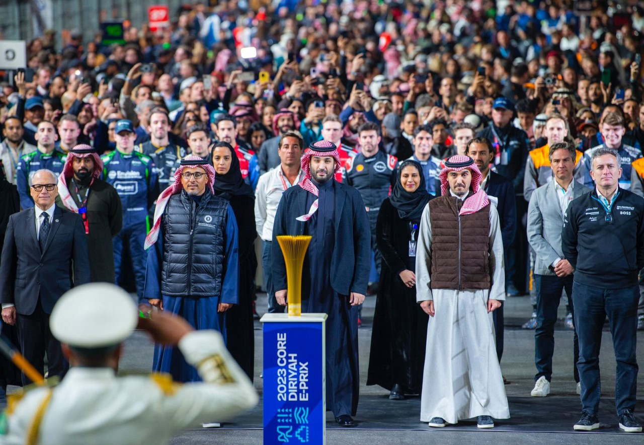 ولي العهد السعودي يشهد سباق (كور الدرعية إي بري 2023)