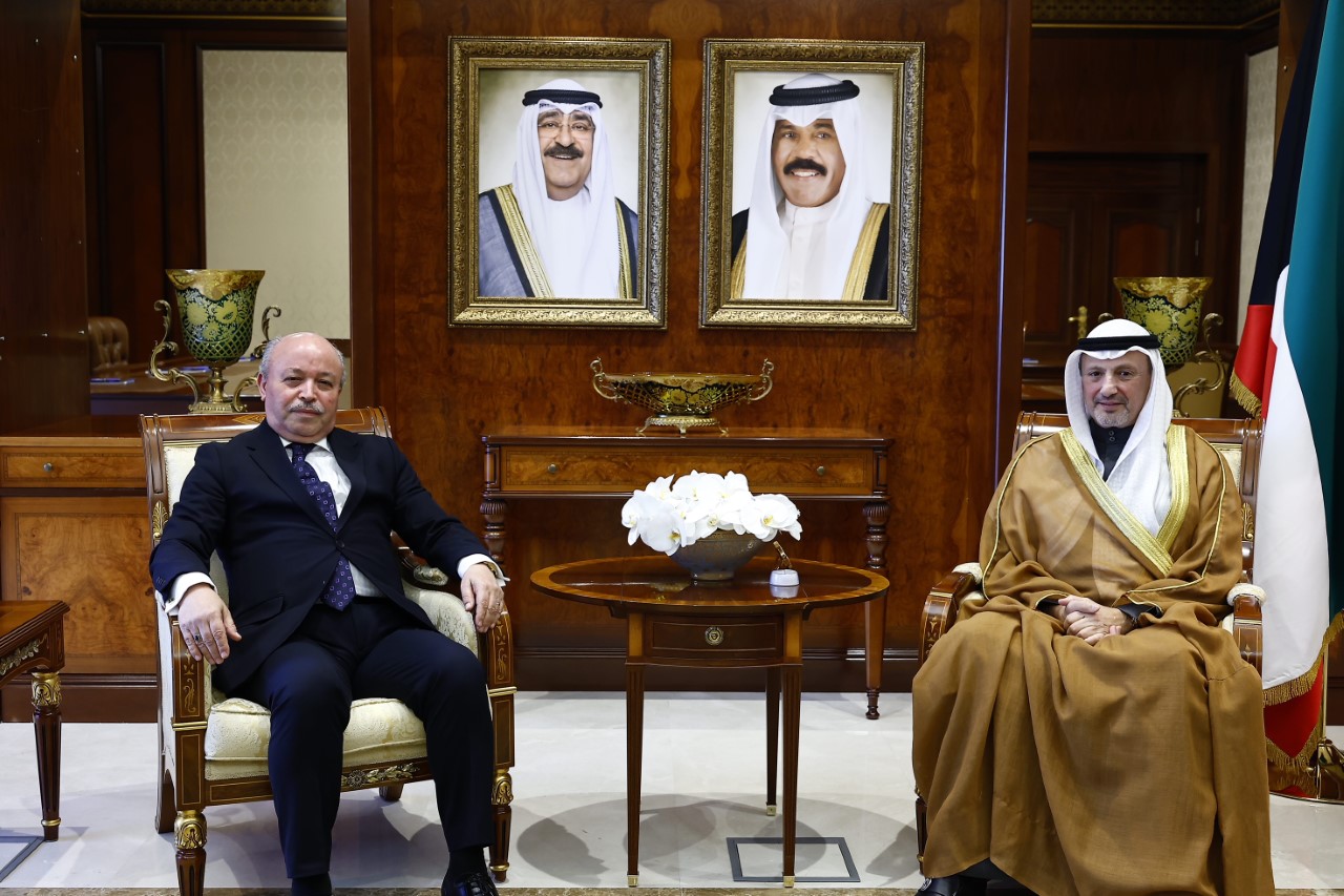 Kuwait's Foreign Minister receives letters from Algeria's President addressed to His Highness the Amir