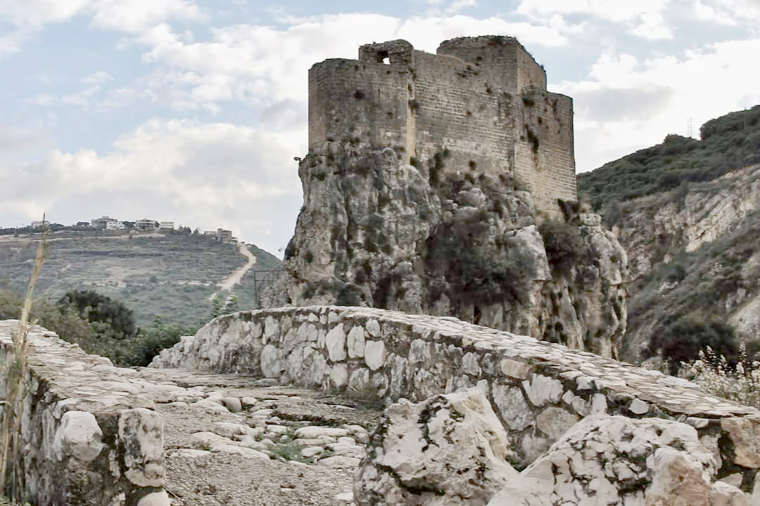 Le fort militaire historique de Mseilha érigé sur un rocher de 50 mètres d'altitude