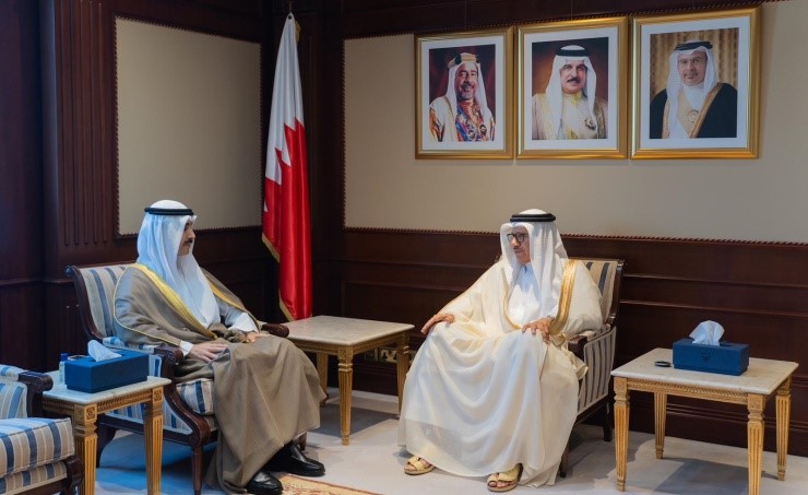 سفير دولة الكويت لدى البحرين يبحث مع وزير الخارجية البحريني تعزيز العلاقات الثنائية