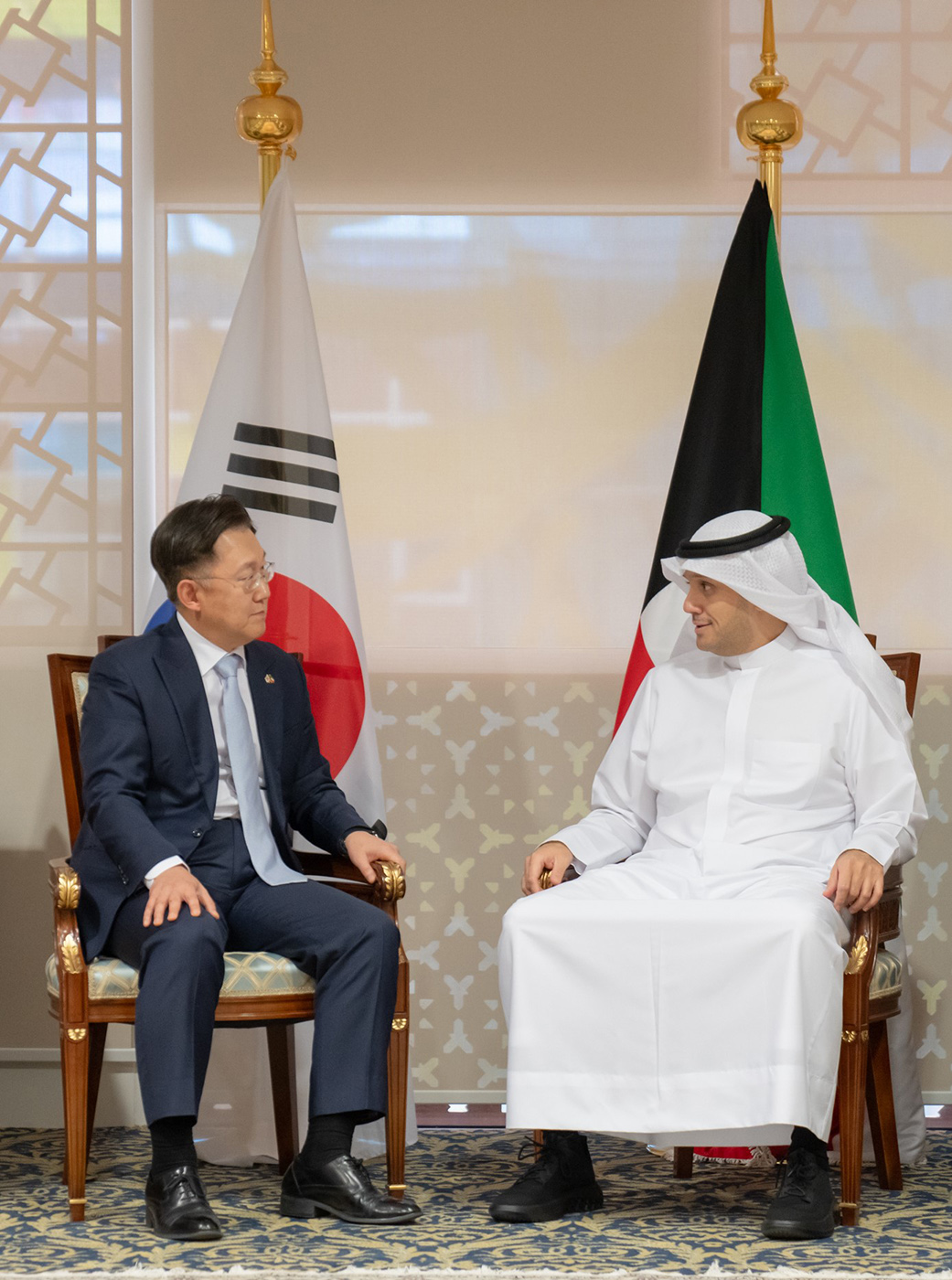 وزير المالية الكويتي خلال الاجتماع مع السفير الكوري الجنوبي