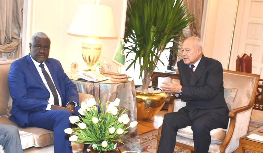 الأمين العام للجامعة العربية يلتقي رئيس مفوضية الاتحاد الإفريقي