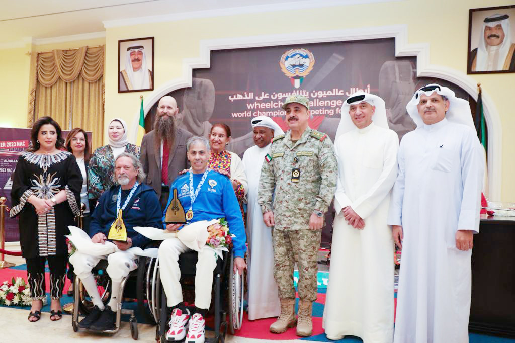 وكيل الحرس الوطني في صورة جماعية مع اللاعبين وعدد من الحضور لمباراة التحدي