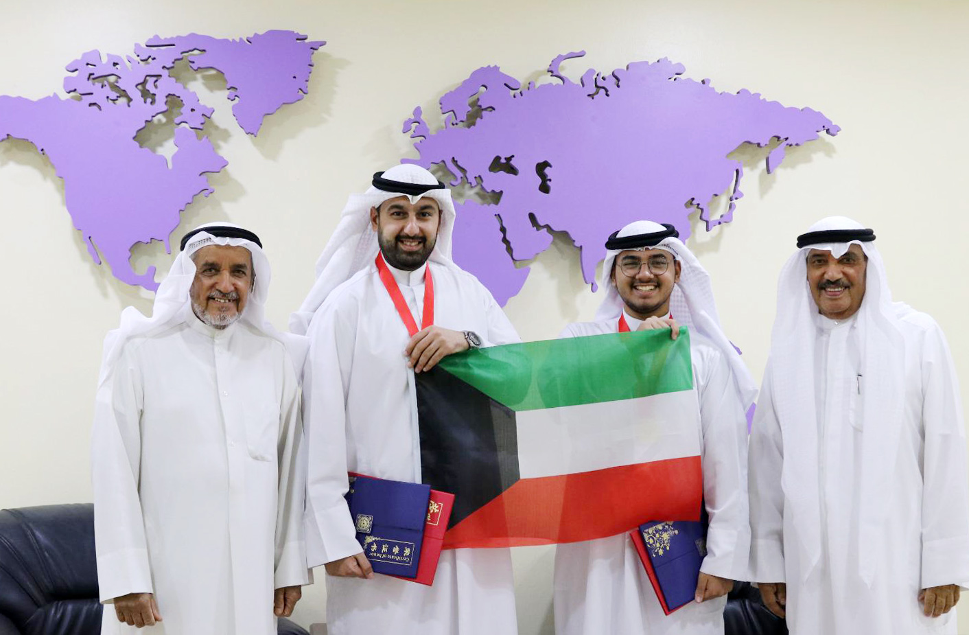 رئيس المكتب الإقليمي للمنظمة العالمية للعلوم والتكنولوجيا (ملست آسيا) عدنان المير والمدير الإقليمي داوود الاحمد والمعلم خالد القطان والطالب عبد الرحمن ابو مرزوق