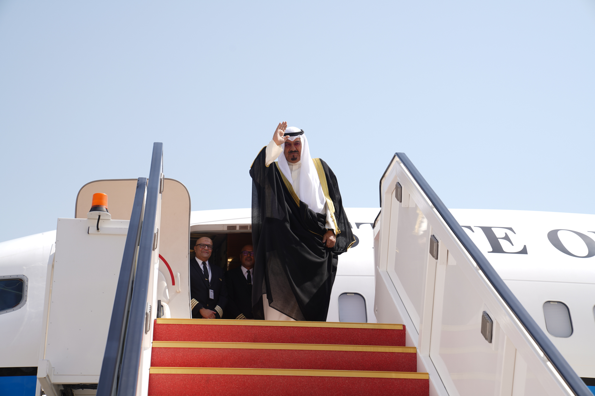 ممثل سمو الأمير رئيس ديوان سمو ولي العهد الشيخ أحمد العبدالله الأحمد الصباح لدى مغادرته إلى الدوحة