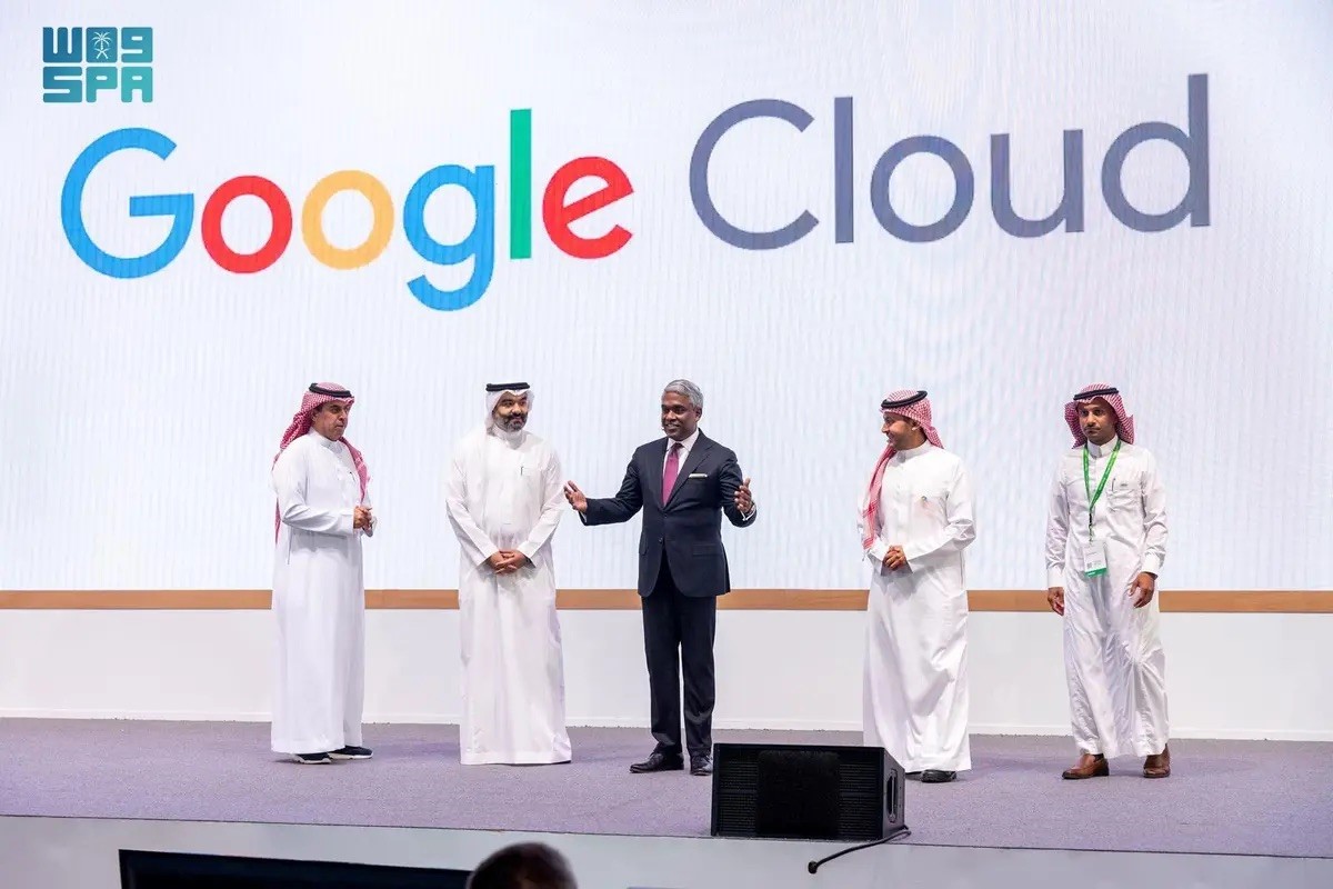 الرئيس التنفيذي لشركة جوجل كلاود يلقي كلمة بالافتتاح