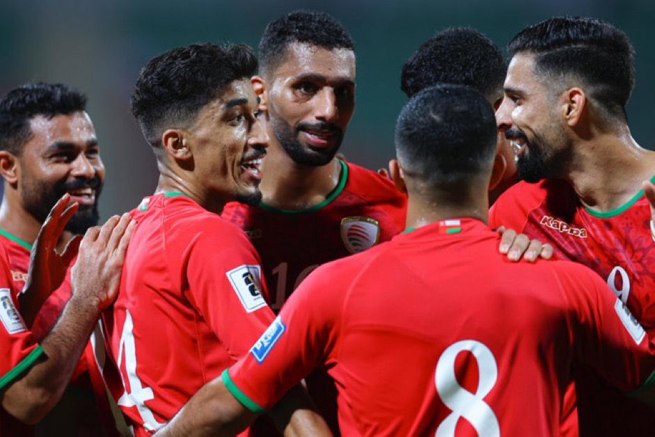 لاعبو المنتخب العماني يحتفلون بأحد الأهداف