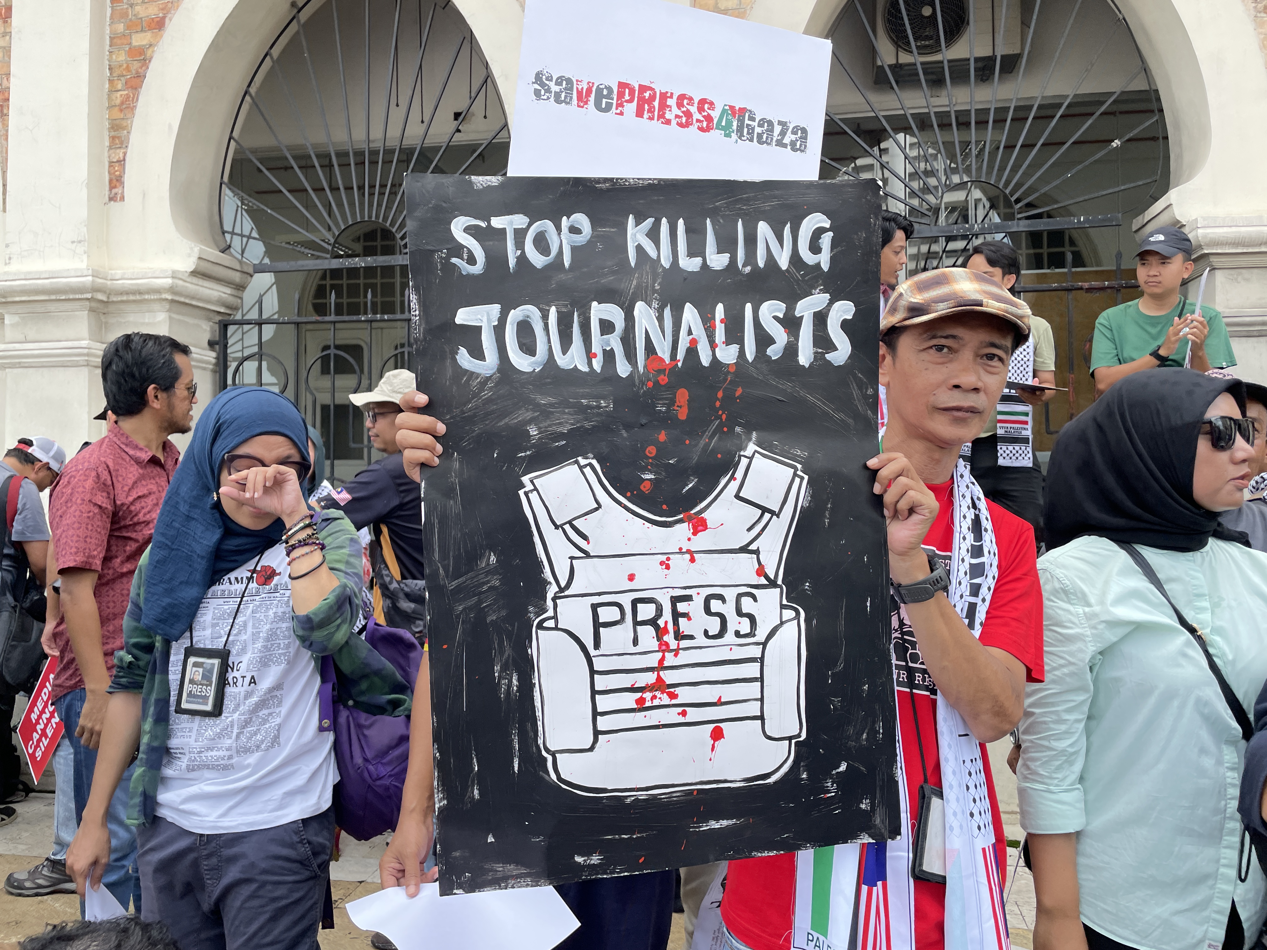 Malaysia's news organizations stage protest urging Gaza journalists protection