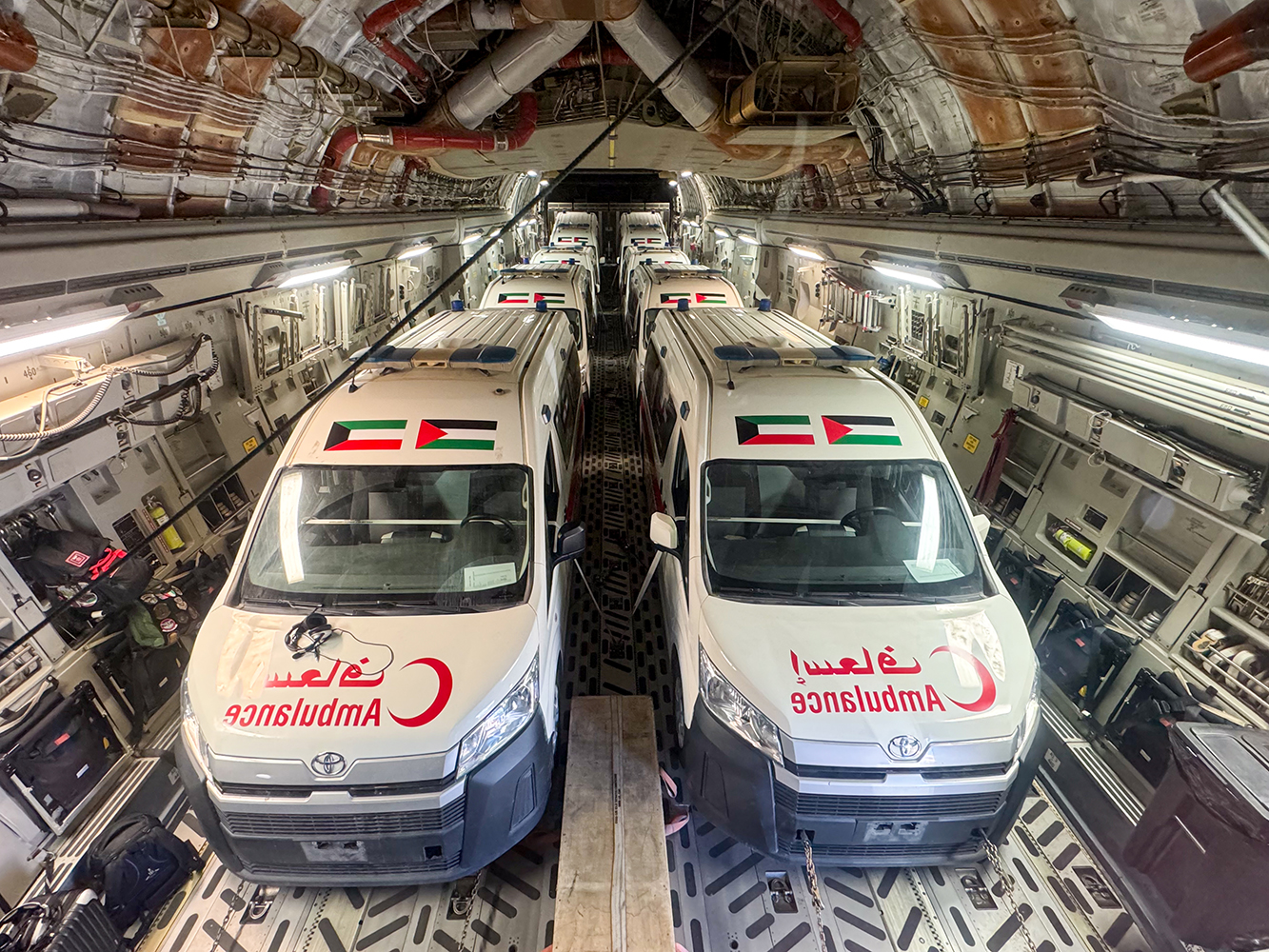 سيارات إسعاف ضمن الشحنة الإغاثية المتوجهة إلى مطار العريش الدولي